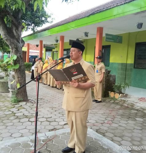 KEGIATAN CAMAT TAMAN SELAKU PEMBINA UPACARA DI SDN 02 MANISREJO KEL. MANISREJO KEC. TAMAN SENIN, 10 FEBRUARI 2020