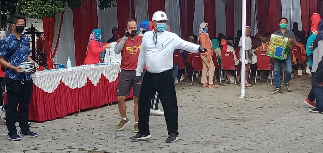 KEGIATAN PENERIMAAN BANTUAN SEMBAKO DARI PEMERINTAH KOTA MADIUN OLEH BAPAK WALIKOTA MADIUN KEPADA MASYARAKAT KECAMATAN TAMAN DI KANTOR KECAMATAN TAMAN.