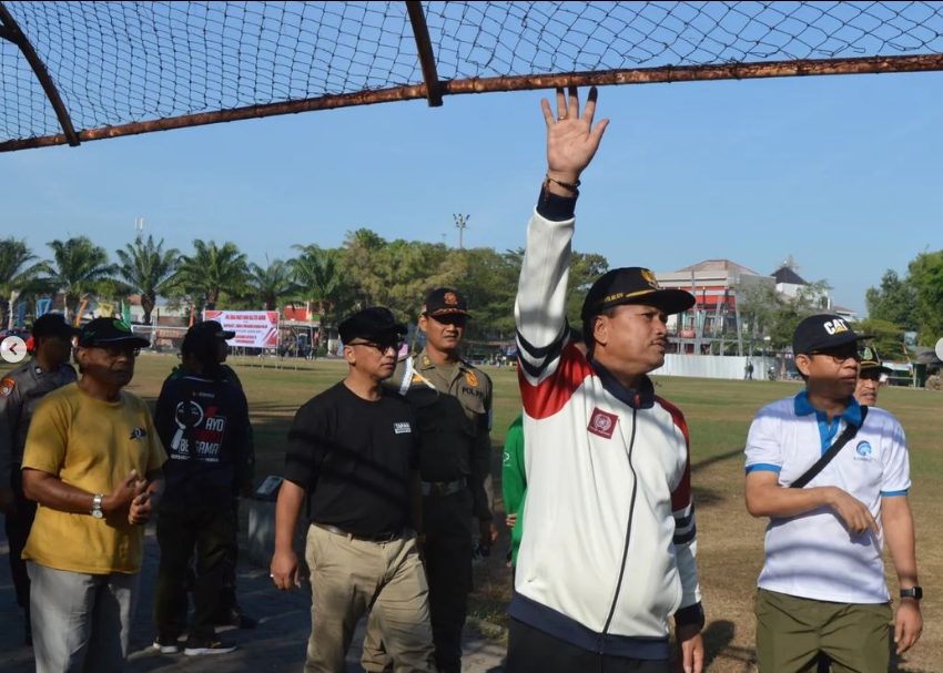 Sambut HUT RI Ke 78, Kecamatan Taman Gelar Kerja Bakti Bersama Walikota Madiun di Lapangan Gulun